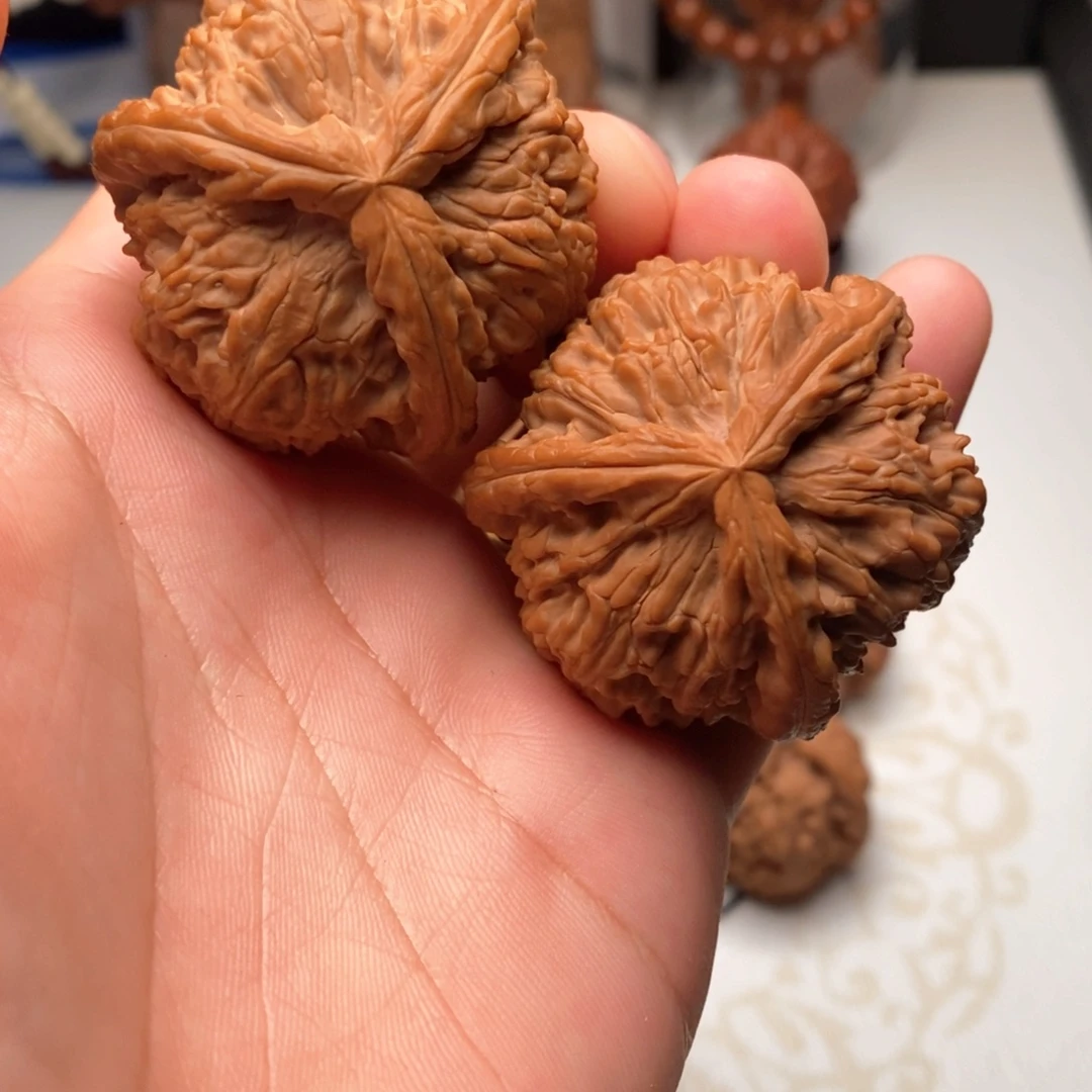 桃核把件44白狮子三棱