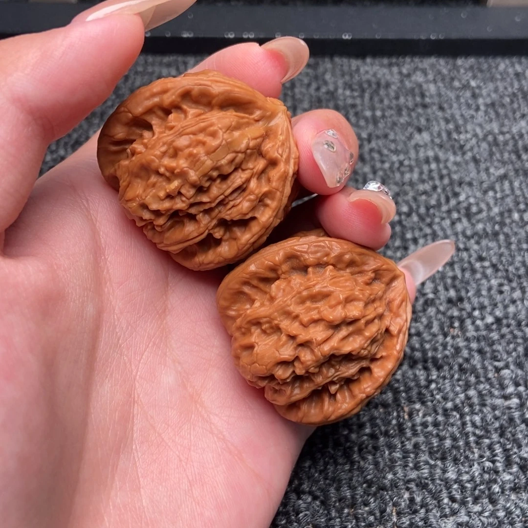 大***庆木质类白狮子正奔