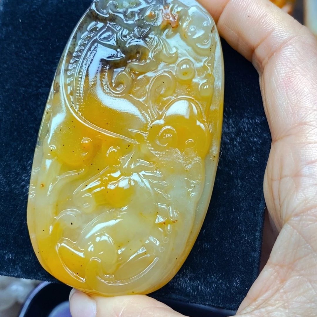 钛钢石英质玉（黄龙玉）颈饰