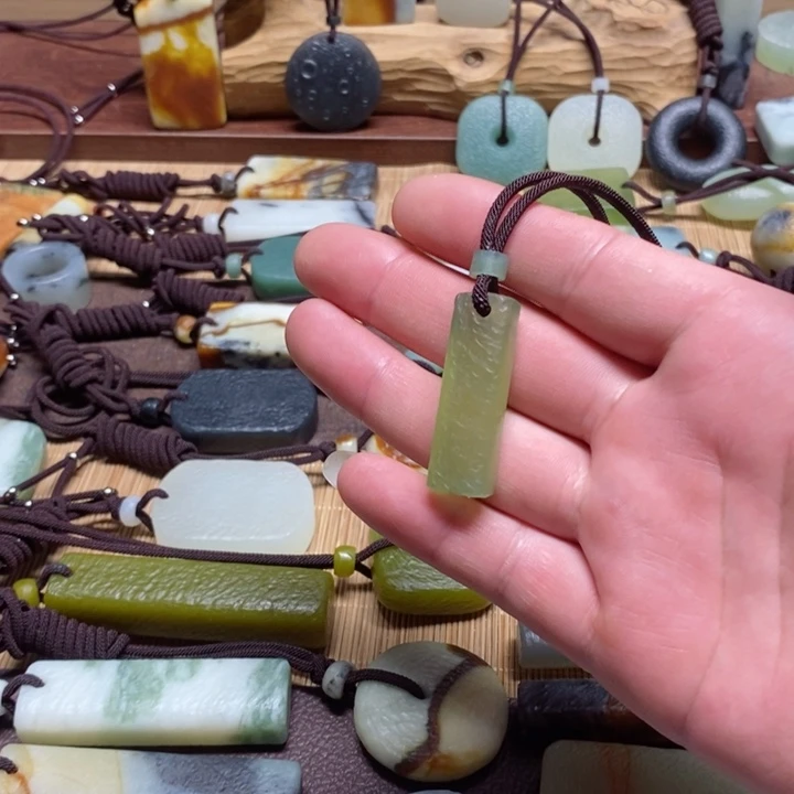 蛇纹石玉挂件未镶嵌