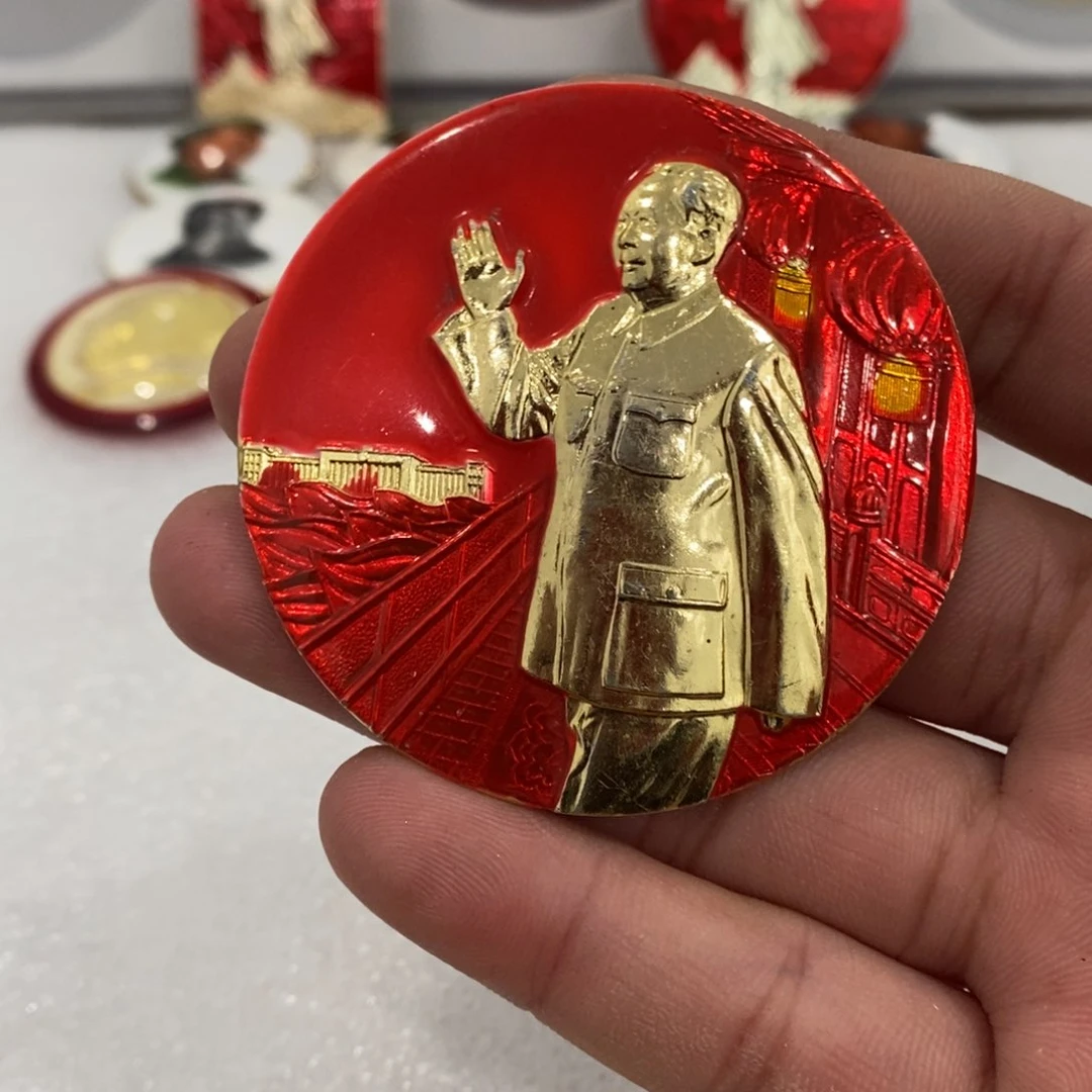 铝玖**督红色纪念章招手