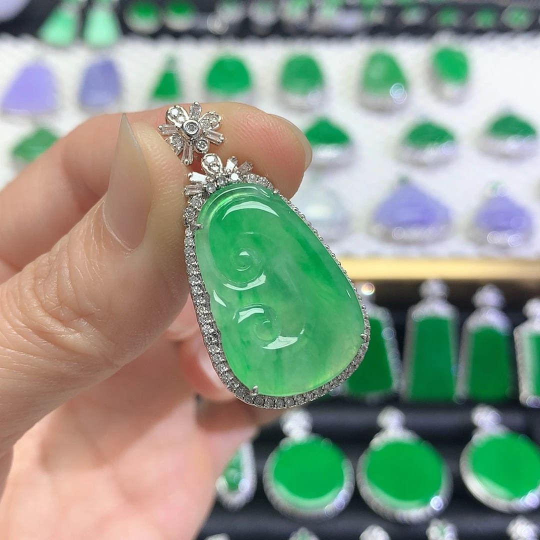 颈饰18K金镶嵌翡翠吊坠