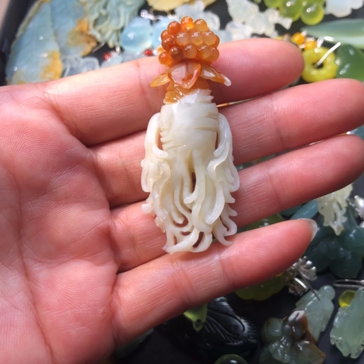 汪****蛇纹石玉未镶嵌耳坠