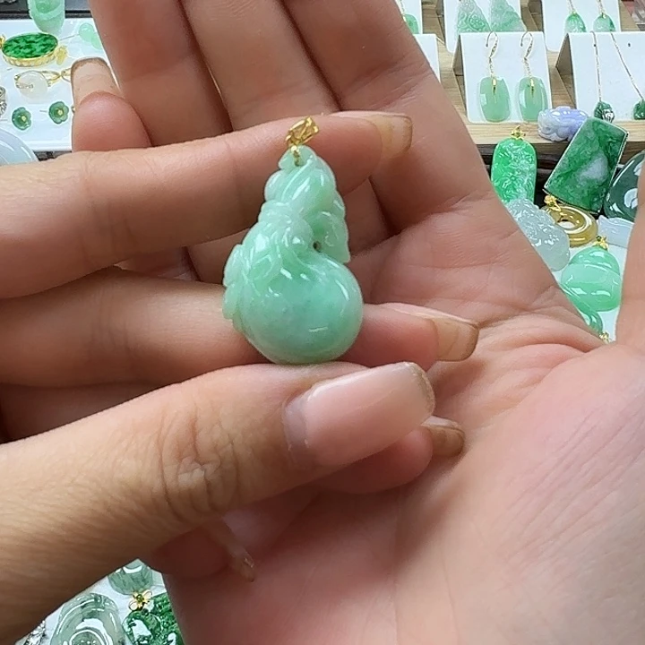 翡翠未镶嵌颈饰果绿福袋