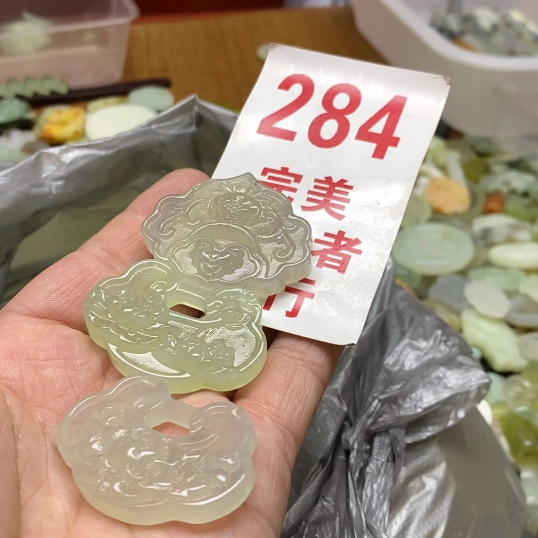 蛇纹石玉挂坠未镶嵌