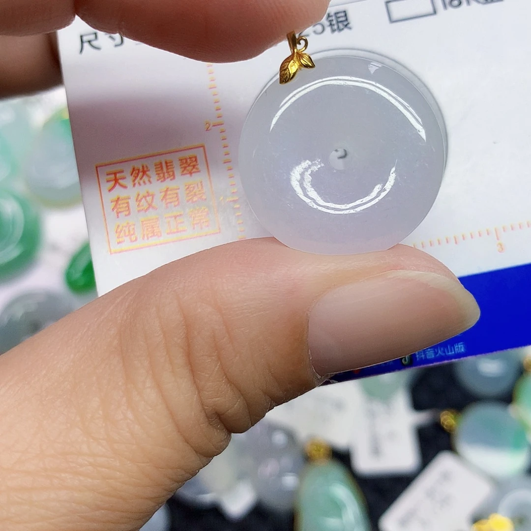 翡翠18K金镶嵌颈饰平安扣