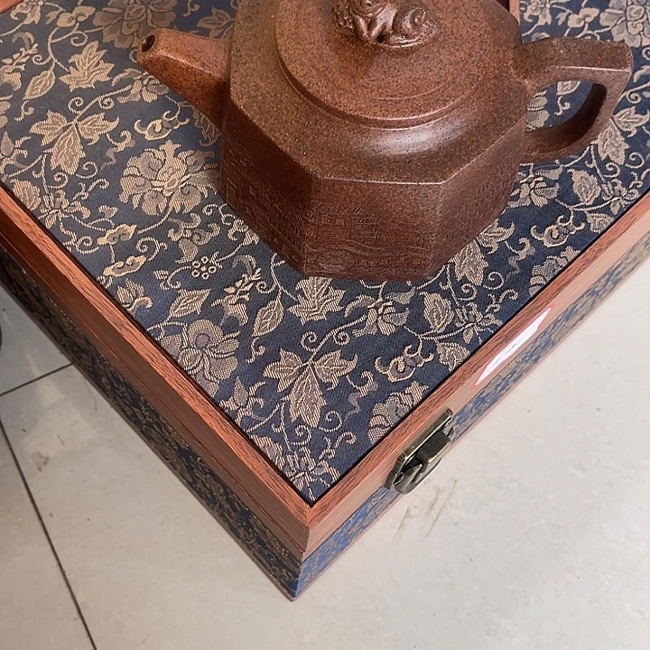 茶壶紫砂原矿泥料手工制作的一把紫砂壶。