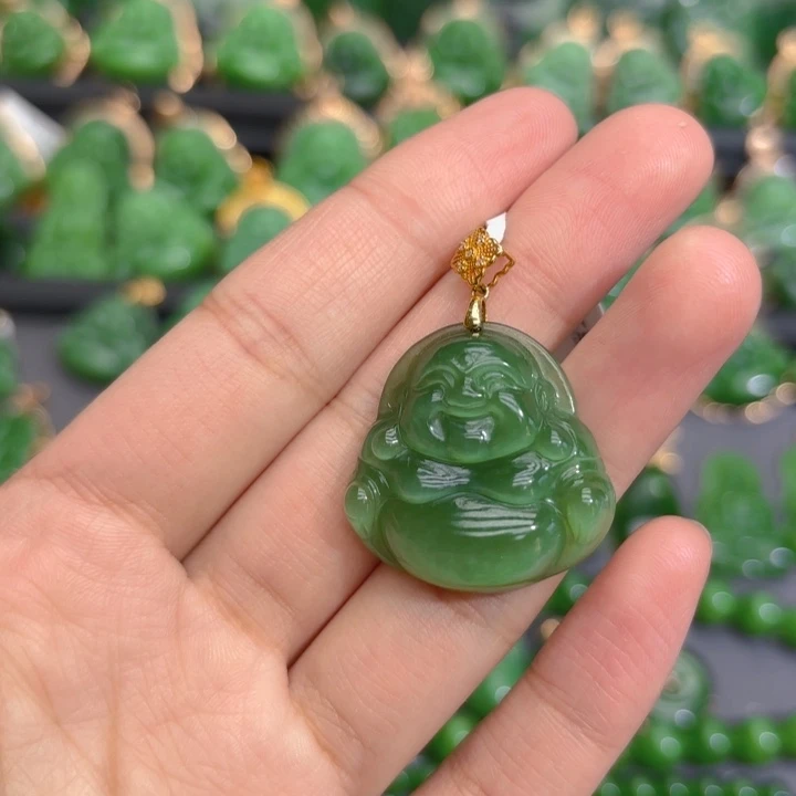 颈饰18K金镶嵌和田玉（碧玉）