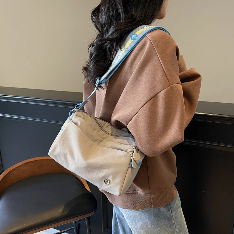 2025款纯色可折叠斜挎包女高中生包包单根防水简约风拉链时尚百搭