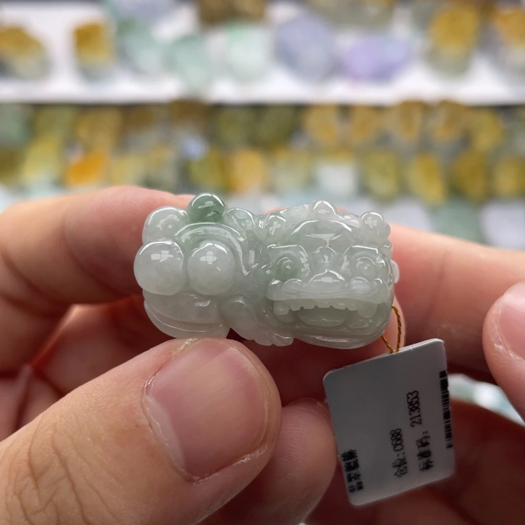 刘****翡翠未镶嵌颈饰貔貅