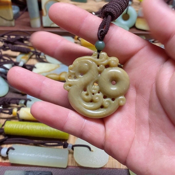 蛇纹石玉挂件未镶嵌