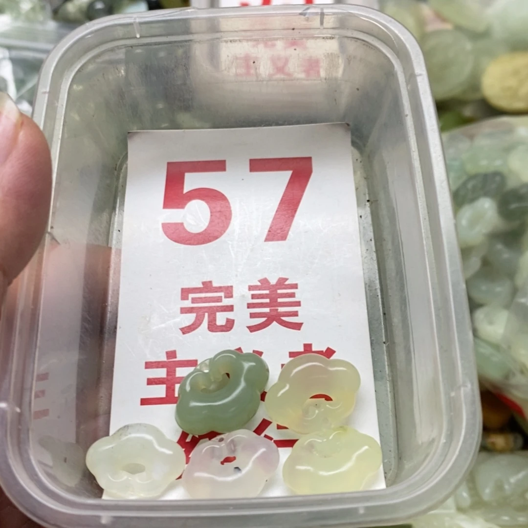 透闪石-蛇纹石玉挂坠未镶嵌