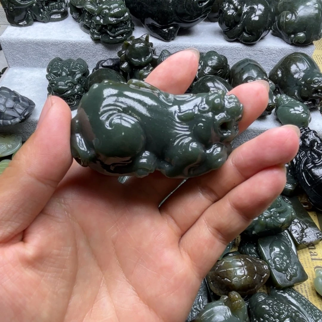 坚***己颈饰未镶嵌和田玉（糖玉）