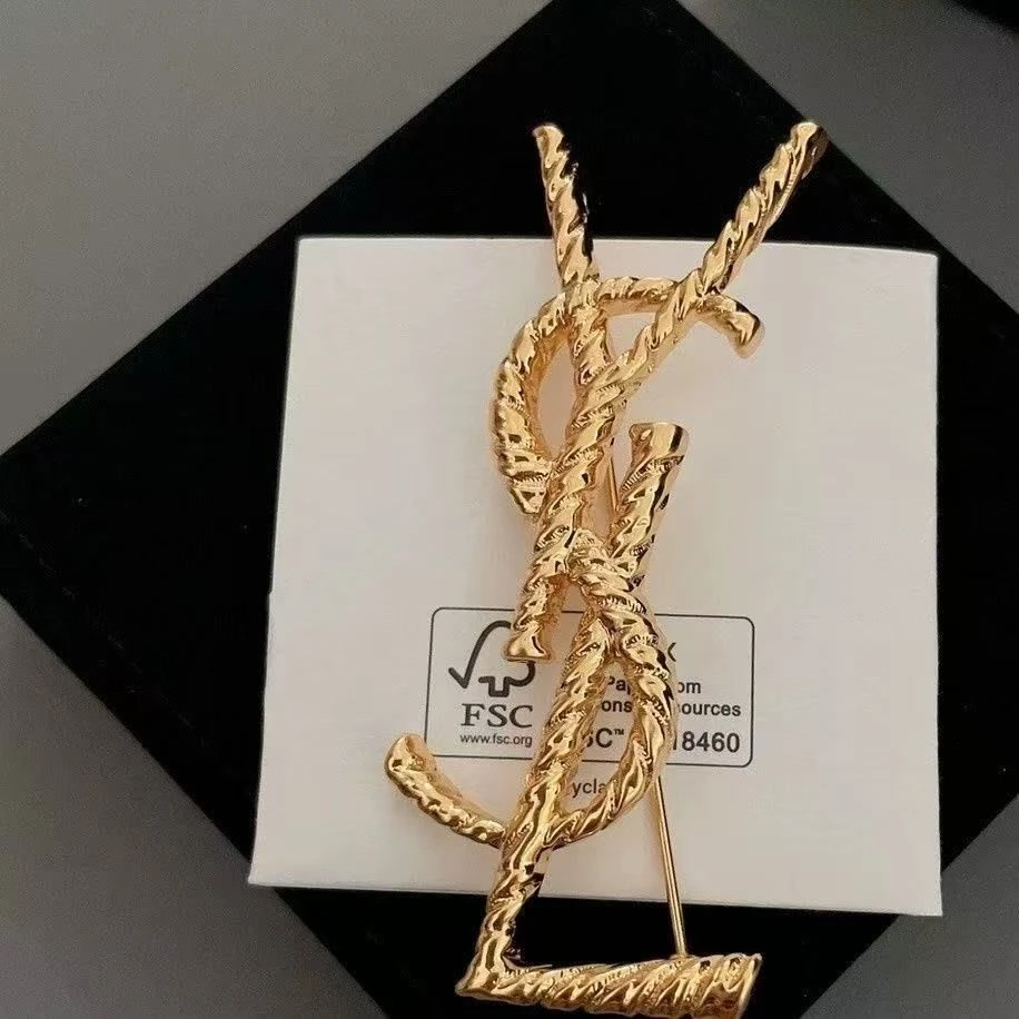 【A912】网红新款字母经典款百搭气质个性大衣胸花美容工具