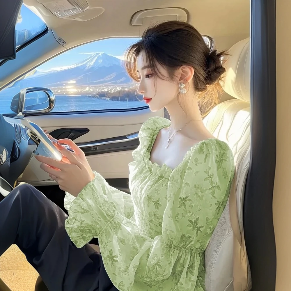 绿色碎花长袖衬衫女款2025年秋季小众设计法式收腰木耳边方领上衣