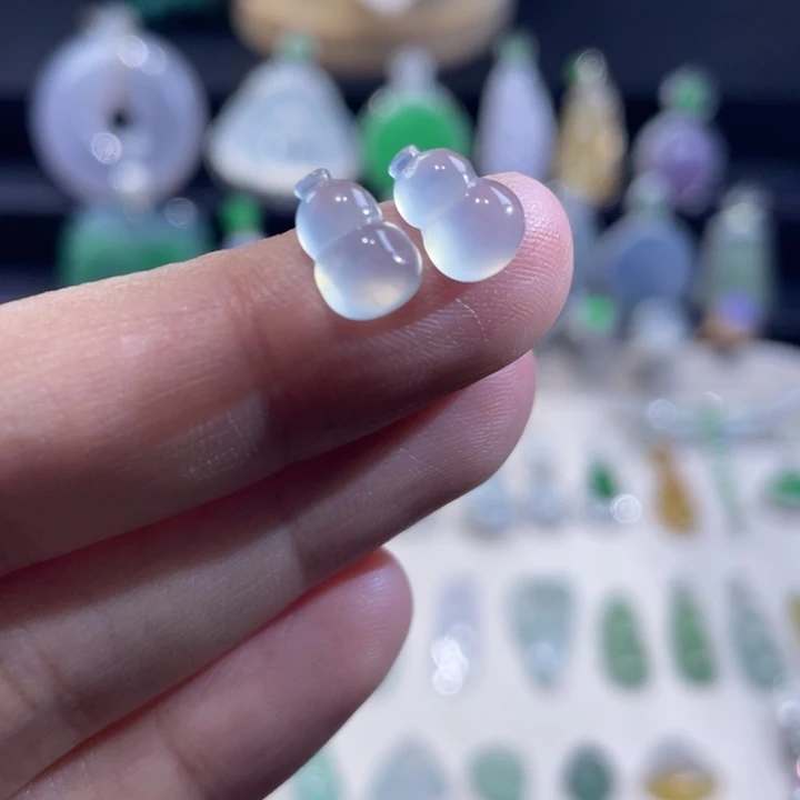 翡翠未镶嵌颈饰葫芦