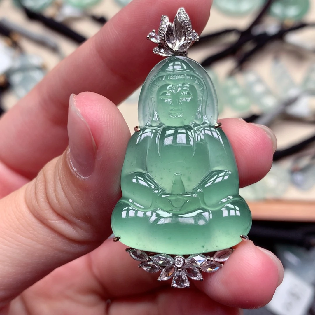 颈饰18K金镶嵌翡翠观音