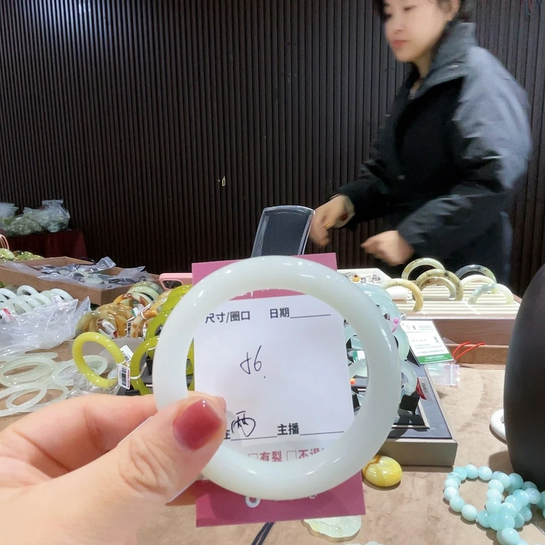 蛇纹石玉手镯未镶嵌两*钟