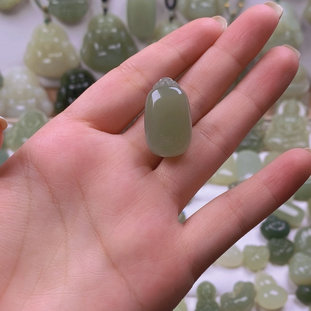 洪***婷和田玉未镶嵌颈饰