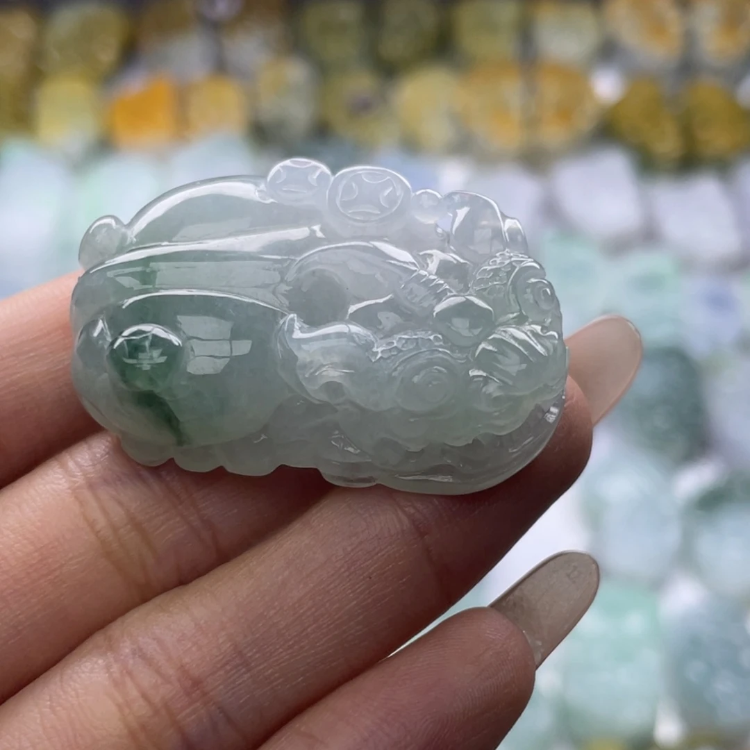 翡翠未镶嵌颈饰貔貅