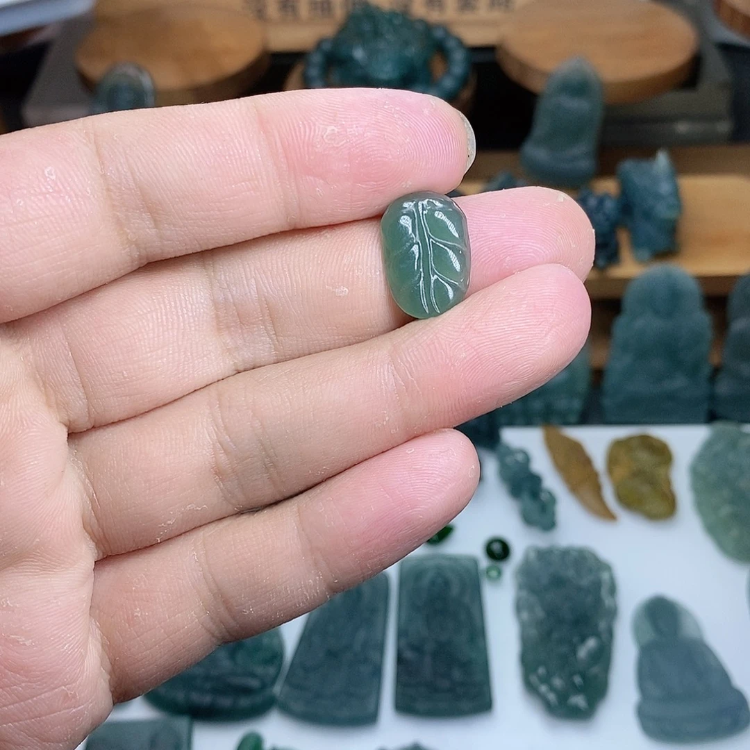 翡翠未镶嵌颈饰叶子