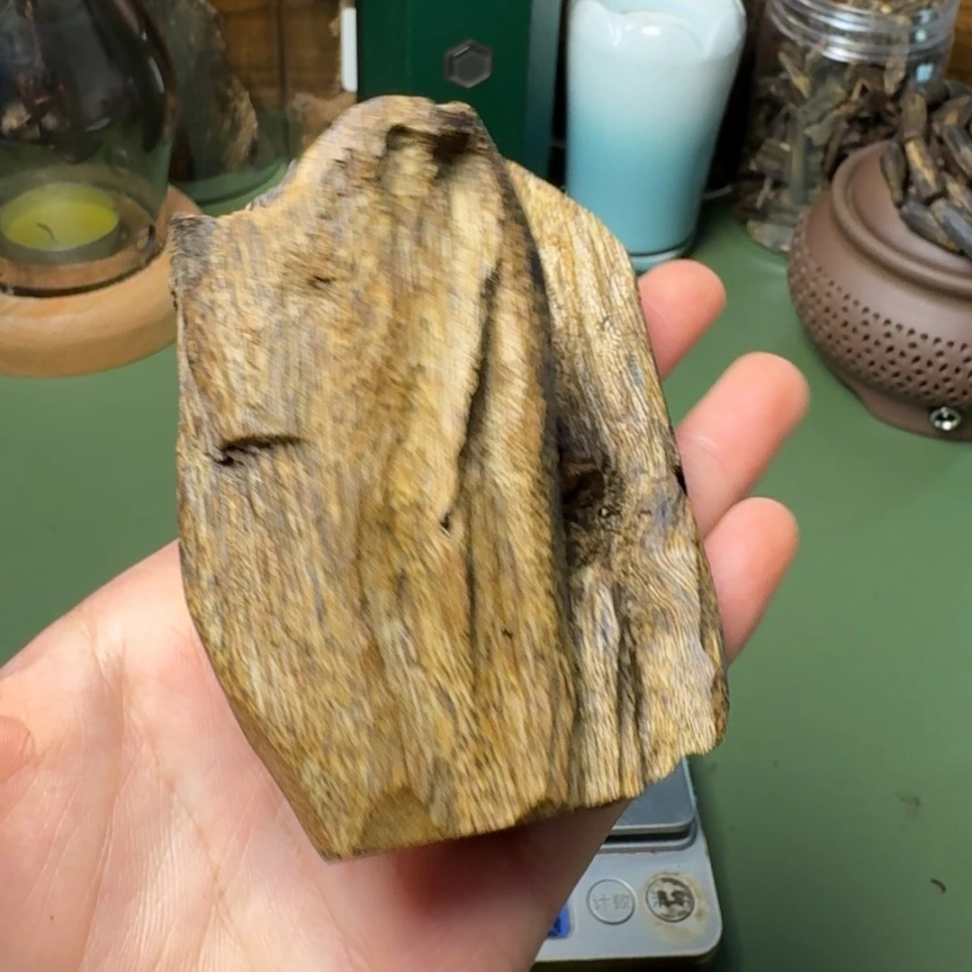 沉香手把件常*海南天然莺歌绿棋楠块料51克