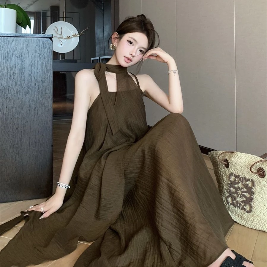 设计感法式复古连衣裙夏季2025轻熟风名媛吊带裙别致挂脖罩衫显瘦