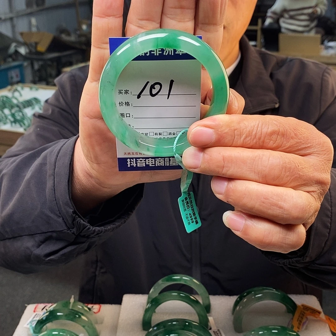 石英质玉（非洲翠）未镶嵌手镯