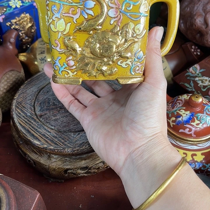 茶壶红泥原矿泥料手工制作的一把紫砂壶。