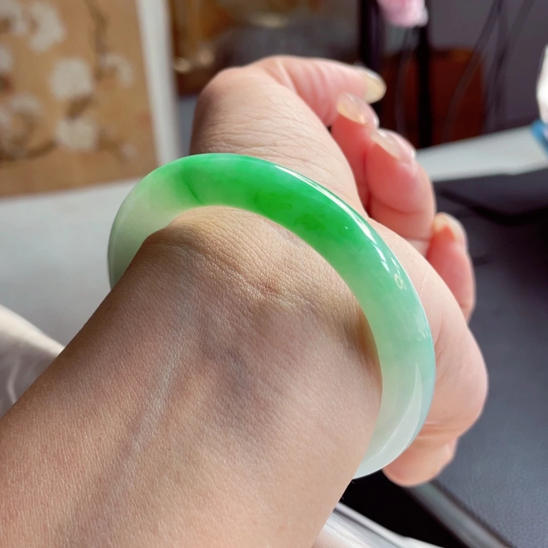 未镶嵌手镯（圆镯）翡翠冰胶渐变阳绿52.3大大万品质敏01号