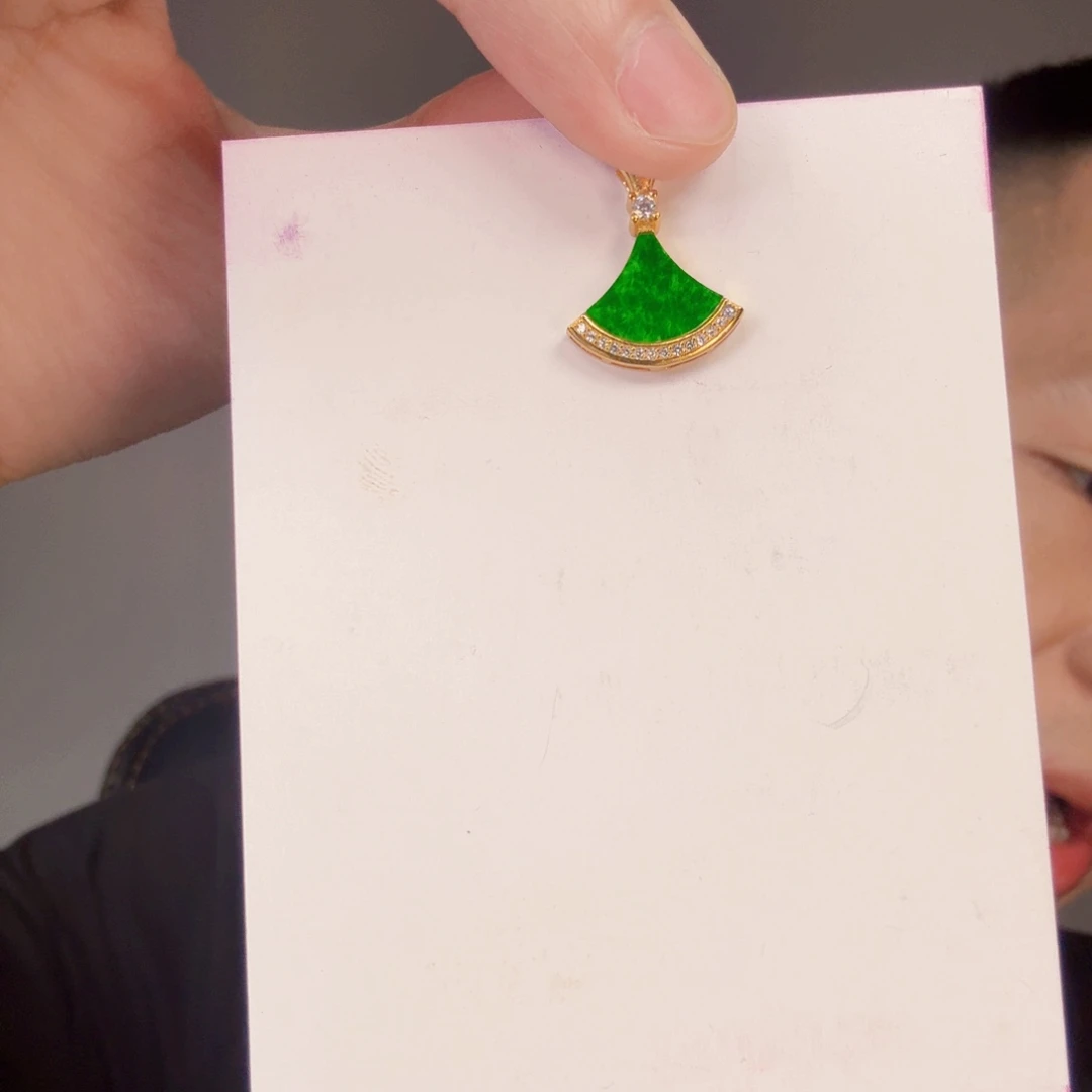 翡翠未镶嵌颈饰一件