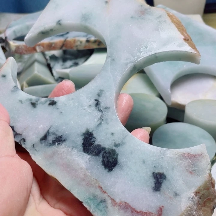 翡翠挂件未镶嵌翡翠