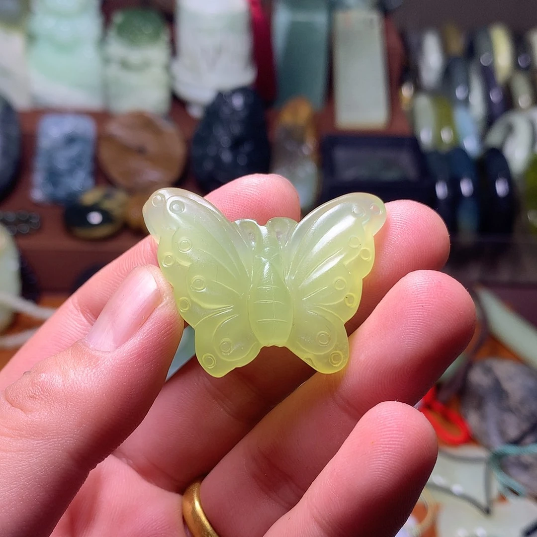 未镶嵌蛇纹石玉颈饰蛇**吉