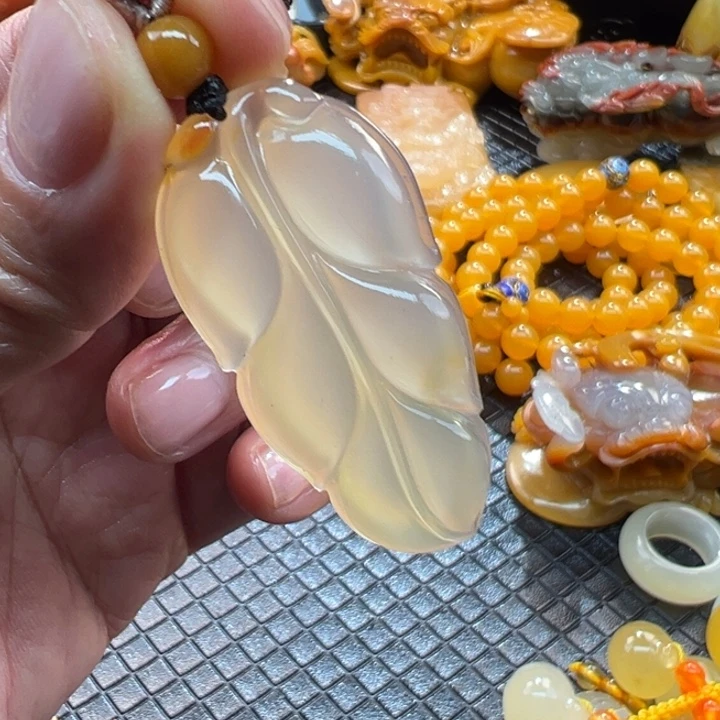 石英质玉（黄龙玉）颈饰未镶嵌