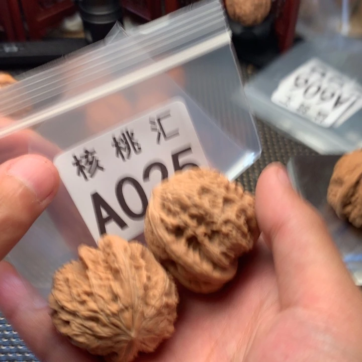 文玩核桃吊坠暴雪