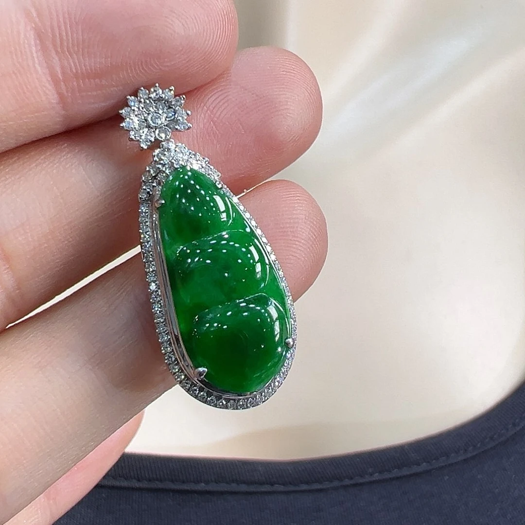 翡翠18K金镶嵌颈饰吊坠