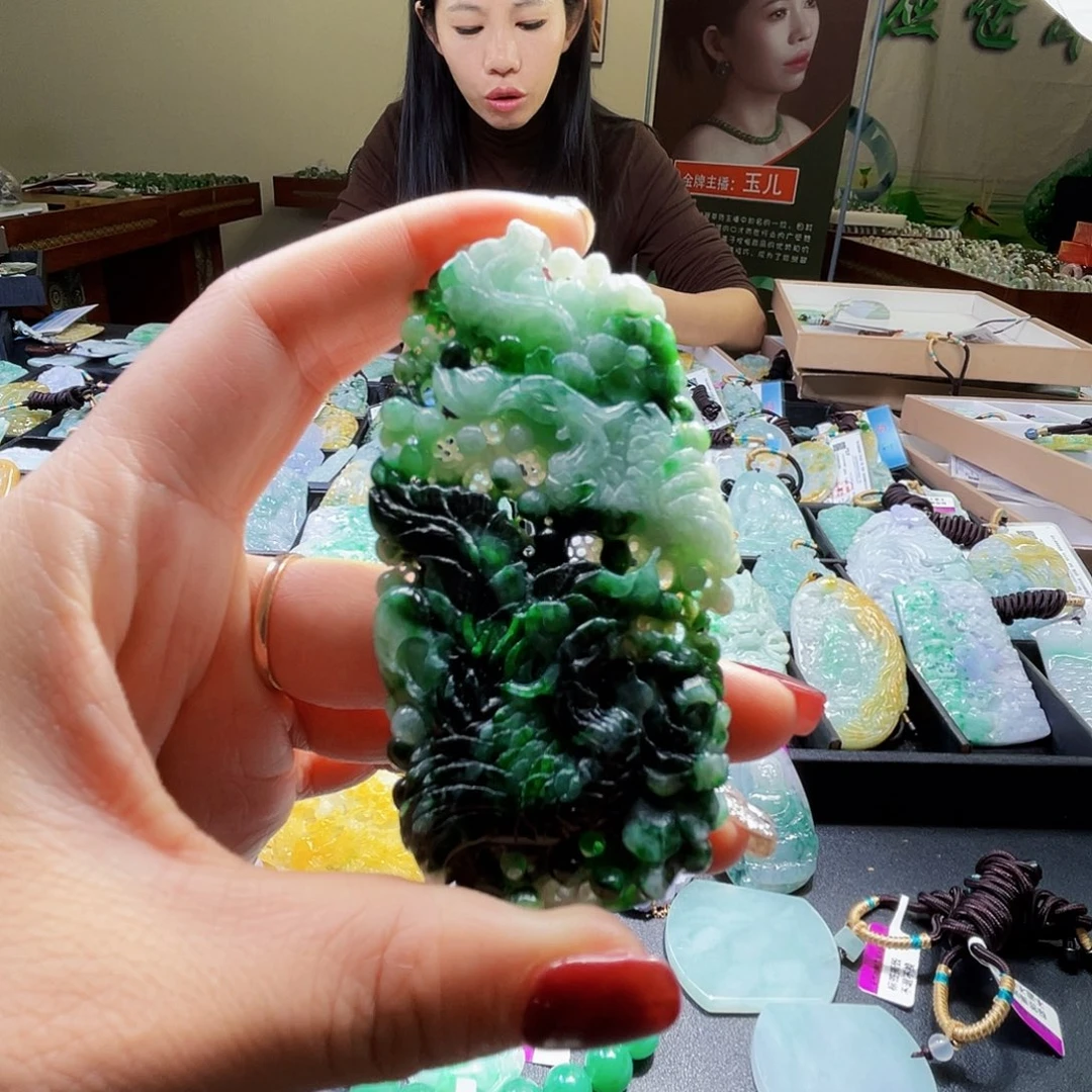 翡翠未镶嵌颈饰一个