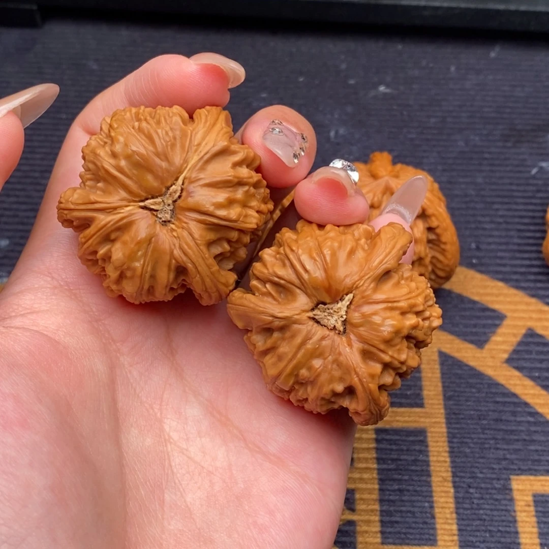 L***r吊坠文玩核桃白狮子正奔