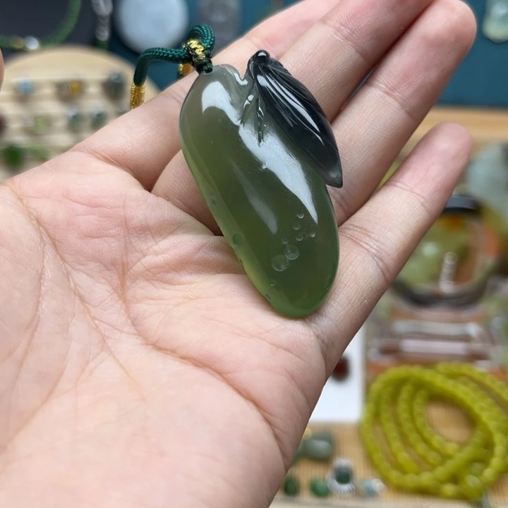 蛇纹石玉未镶嵌颈饰