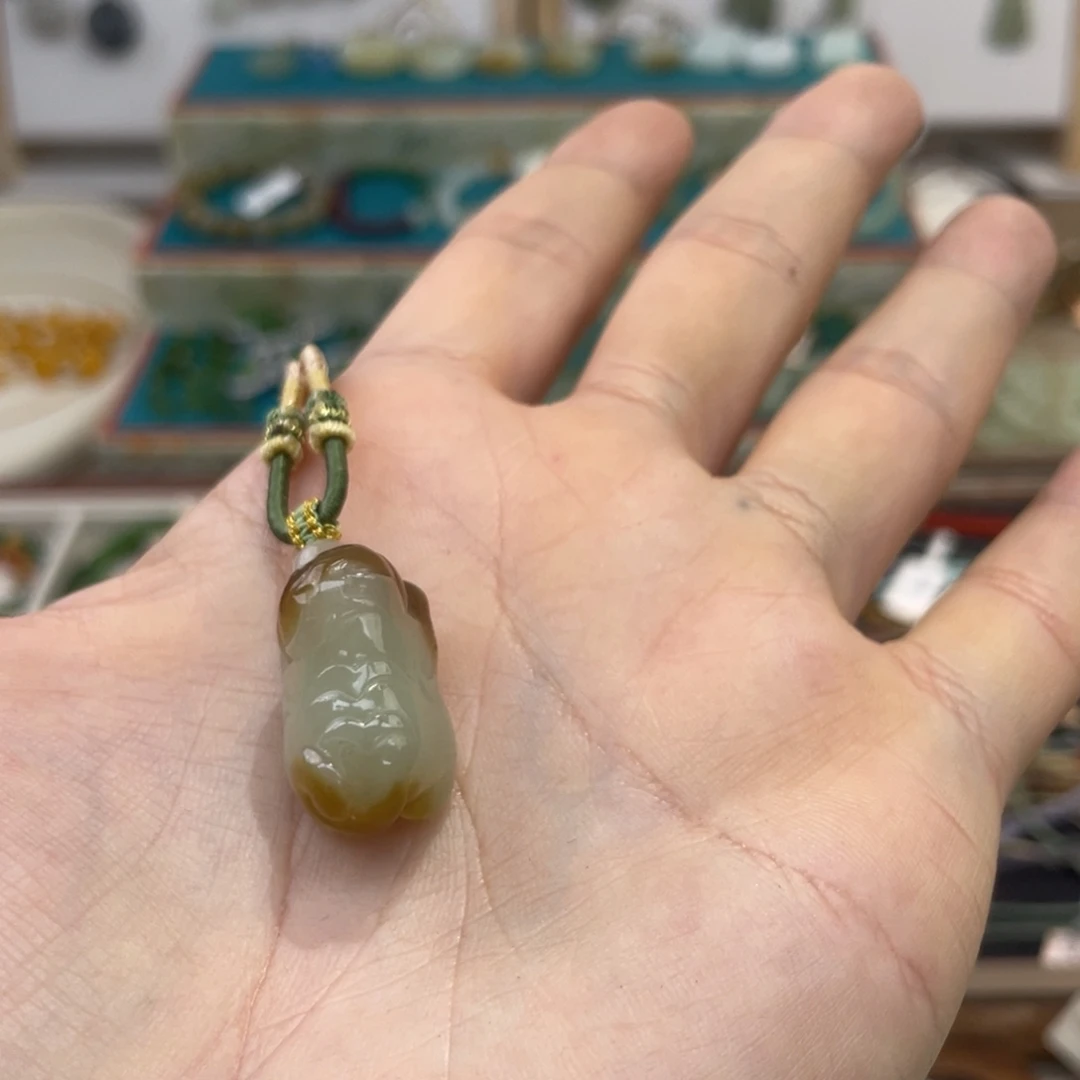 和田玉未镶嵌吊坠(赠链)