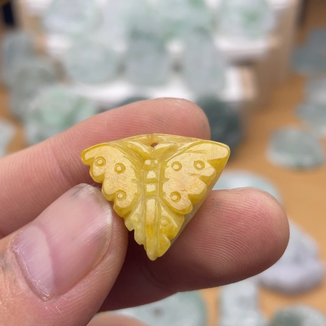 翡翠未镶嵌颈饰蝴蝶