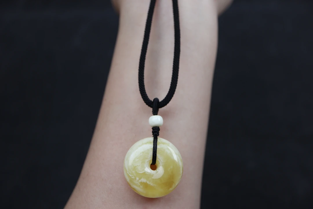 白花蜡蜜蜡面包圈吊坠，白蜡顶珠，一个皮色点，裸重4.95g