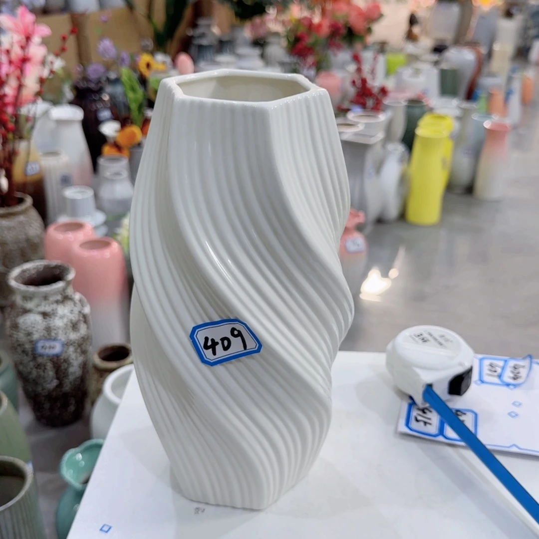 409号陶瓷高25厘米微瑕一个