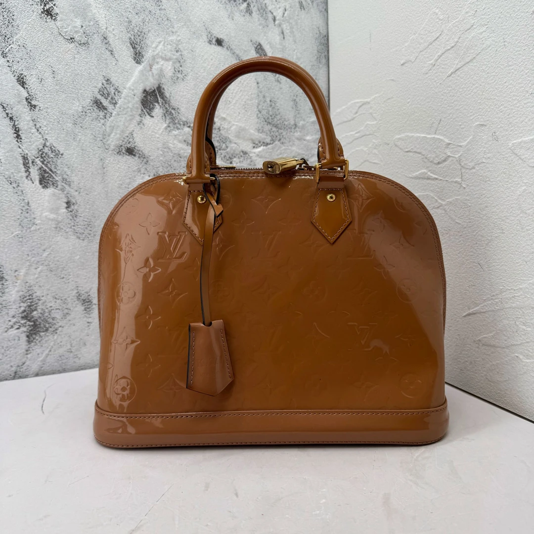 95新 LouisVuitton/路易威登 焦糖色漆皮中号压纹贝壳手提包