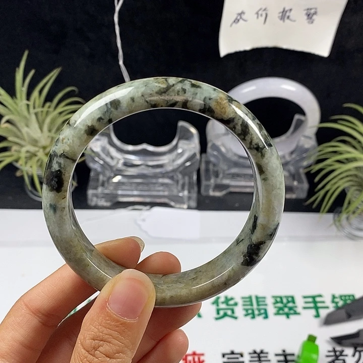 翡翠未镶嵌手镯24号。59圈