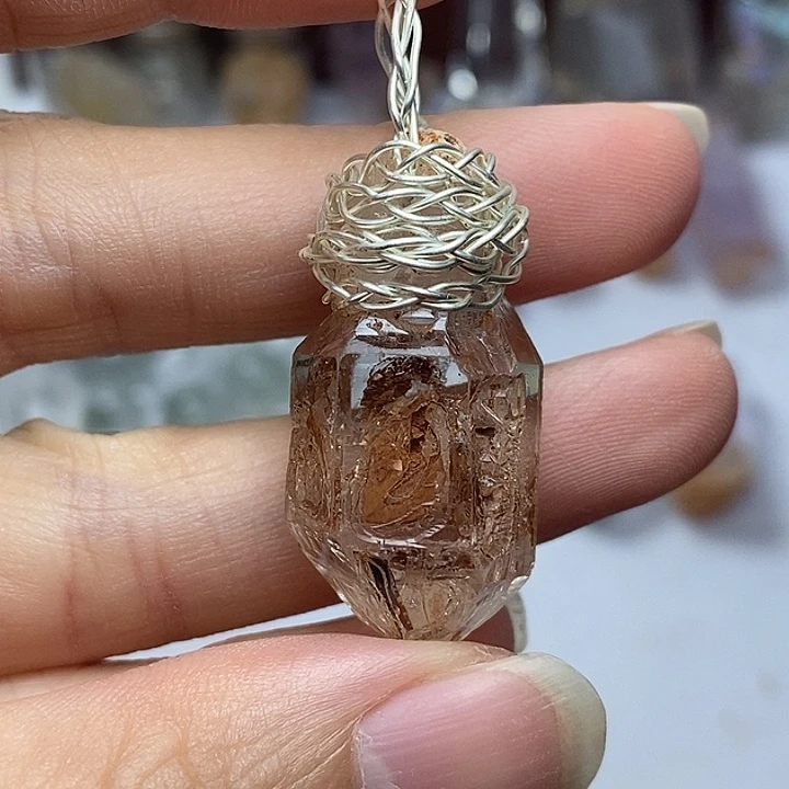 未镶嵌颈饰水晶红泥闪灵钻