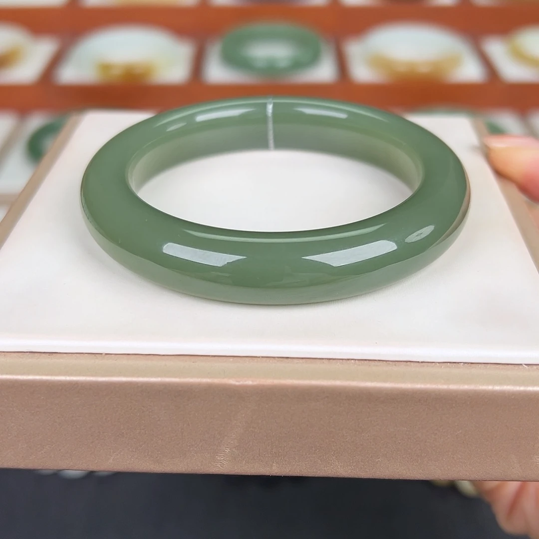 和田玉未镶嵌手镯和田玉湖水绿手镯