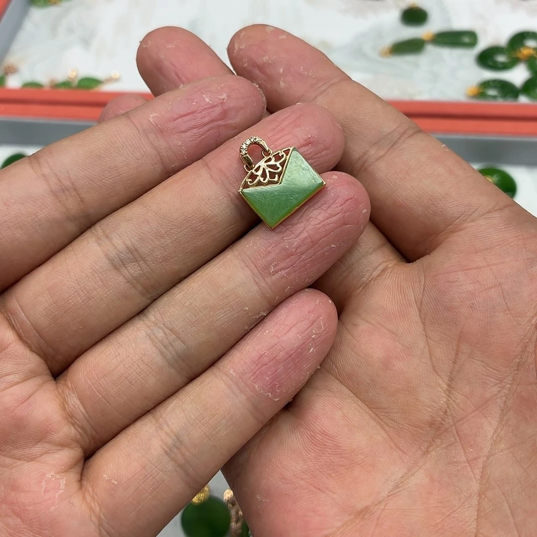 朋***友和田玉18K金镶嵌颈饰