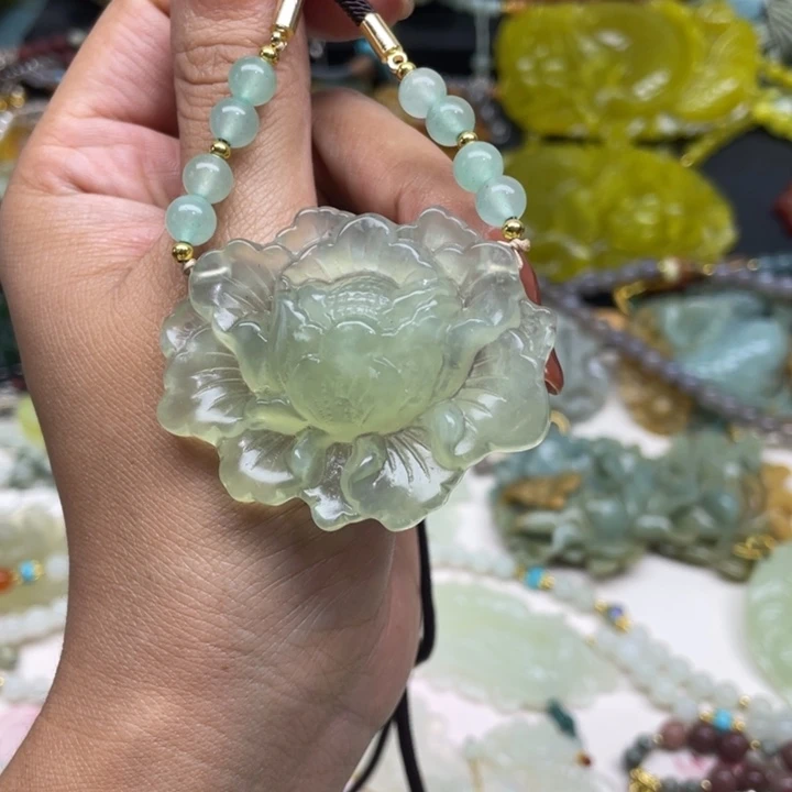 蛇纹石玉未镶嵌颈饰