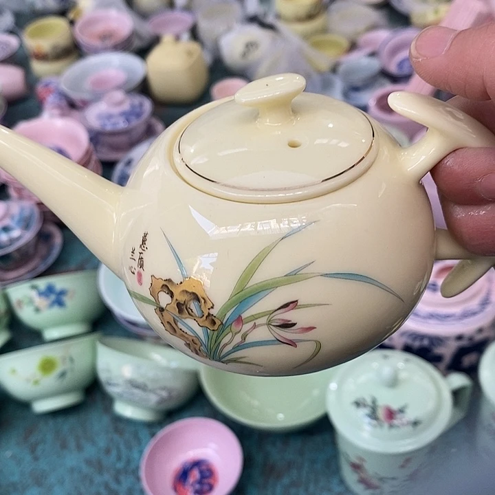 摆件陶黄稀土描金兰花壶